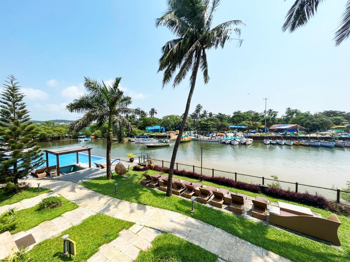 Acron Waterfront Resort Baga Bagian luar foto