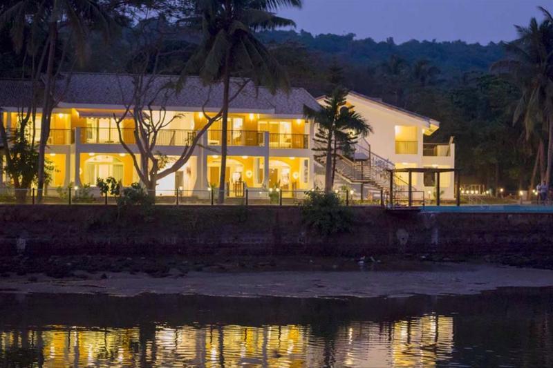 Acron Waterfront Resort Baga Bagian luar foto