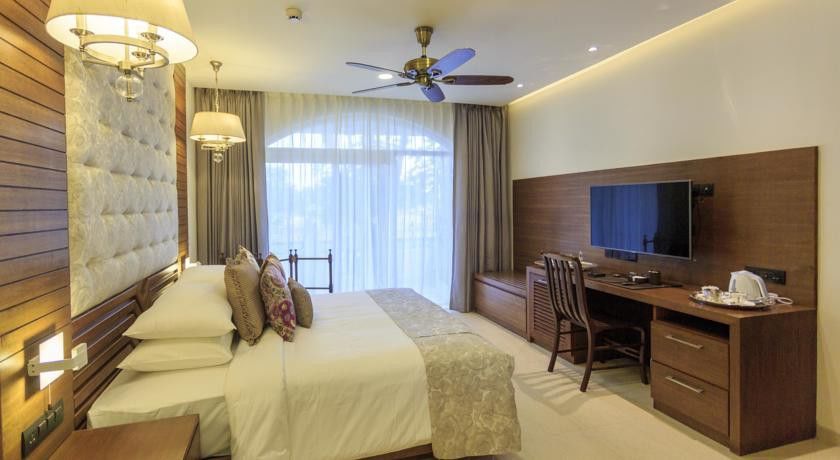 Acron Waterfront Resort Baga Bagian luar foto