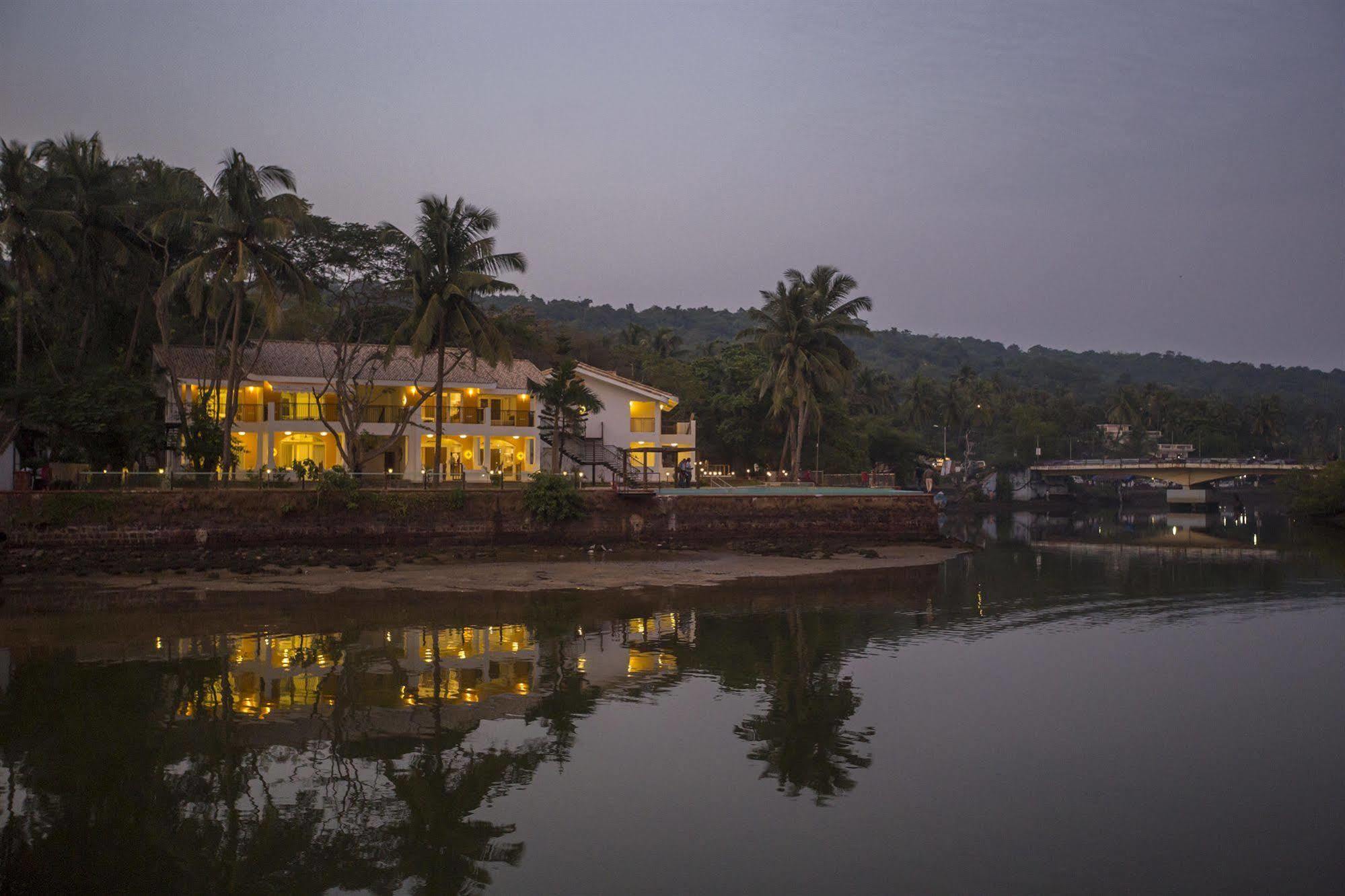 Acron Waterfront Resort Baga Bagian luar foto