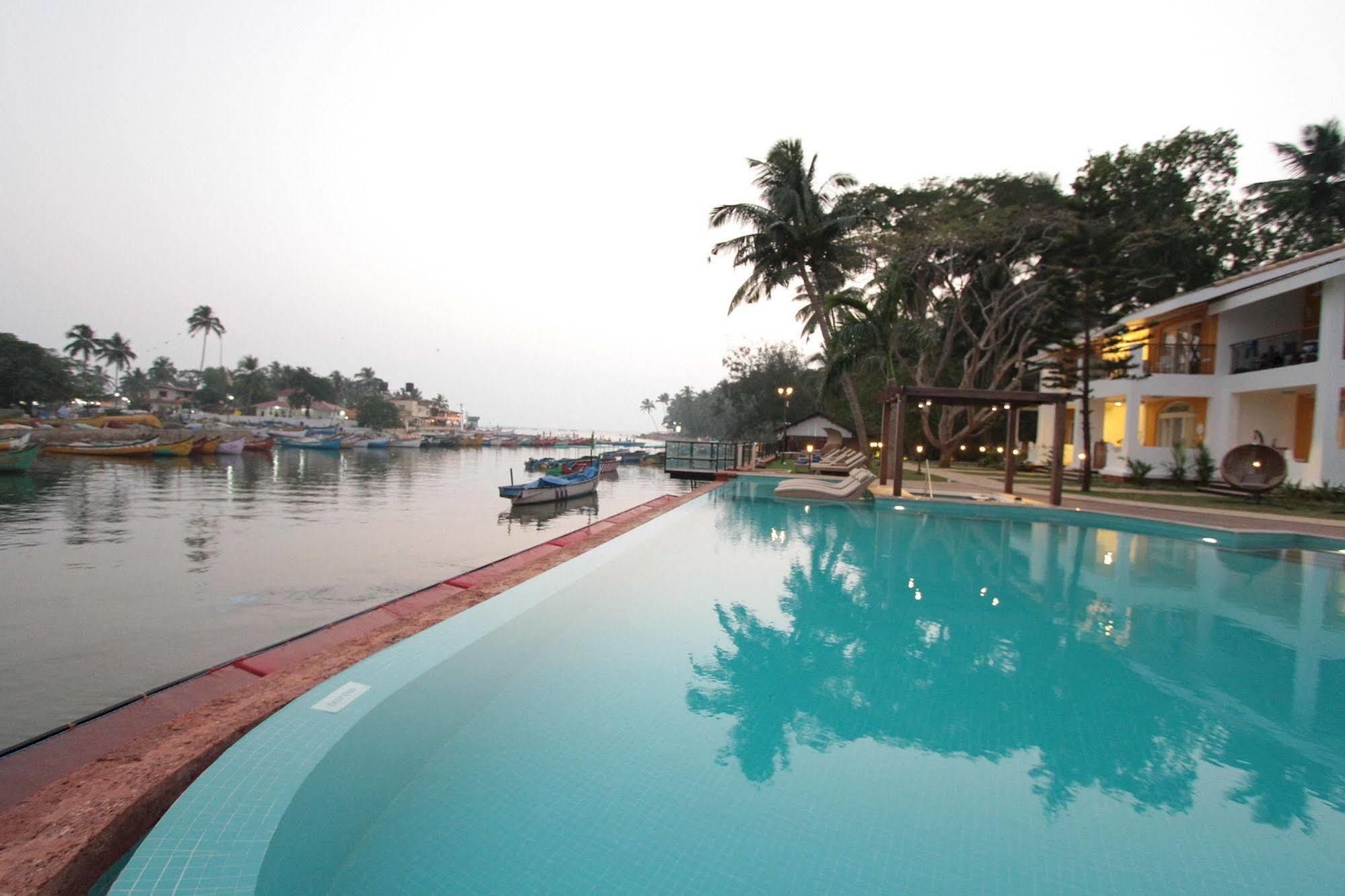 Acron Waterfront Resort Baga Bagian luar foto